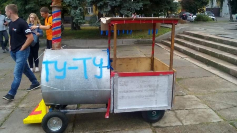 У Черкасах змагаються пілоти саморобних тачок