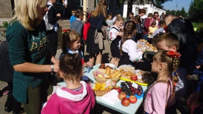 Дожилися: на Смілянщині діти збирали кошти на ремонт дороги