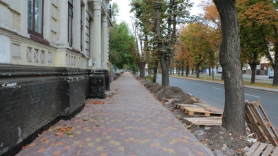 Замість порепаного асфальту – нова плитка: у Черкасах ремонтують тротуар на центральній вулиці