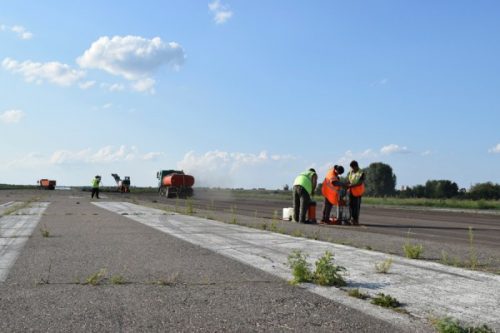 У Черкаському аеропорту продовжують активний ремонт злітно-посадкової смуги
