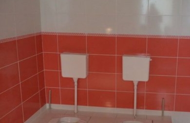 Нерозумна економія: у Смілянському будинку культури облаштували туалети без перегородок