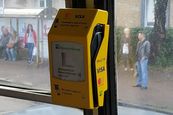 У черкаських тролейбусах встановлюють термінали для розрахунку карткою