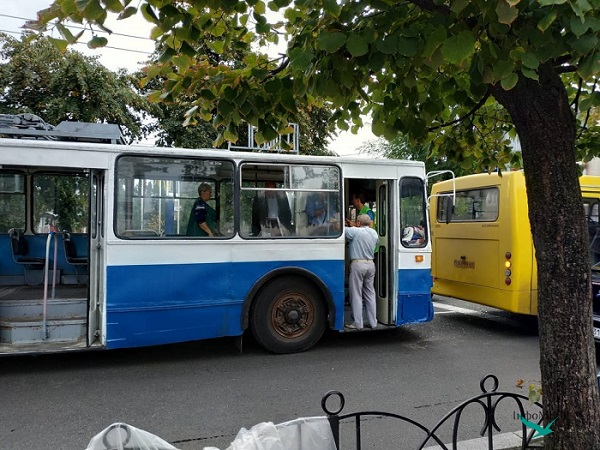 Не розминулися: в центрі Черкас тролейбус зіткнувся з маршруткою (фото)