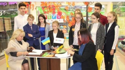 Школярі провели радіоурок української в одному з супермаркетів Черкас