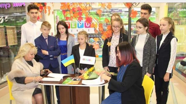 Школярі провели радіоурок української в одному з супермаркетів Черкас