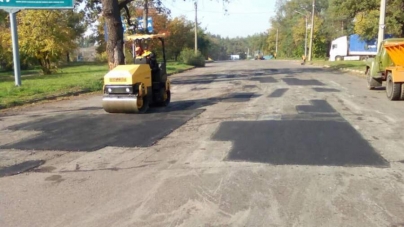 Працівники КП “ЧЕЛУАШ” відремонтували покриття мосту на вул. Момота (фото)