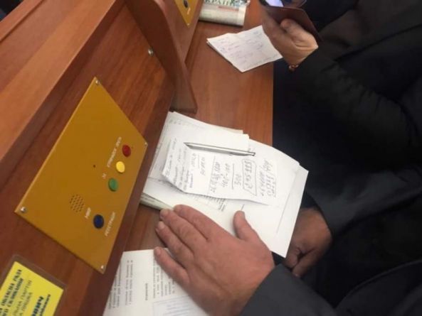 У Черкаській облраді депутати ділили долари (відео)