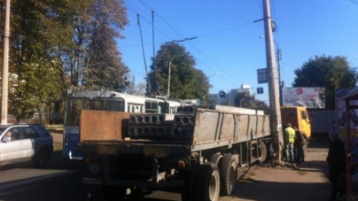 В Черкасах вантажівка протаранила електроопору (фото)