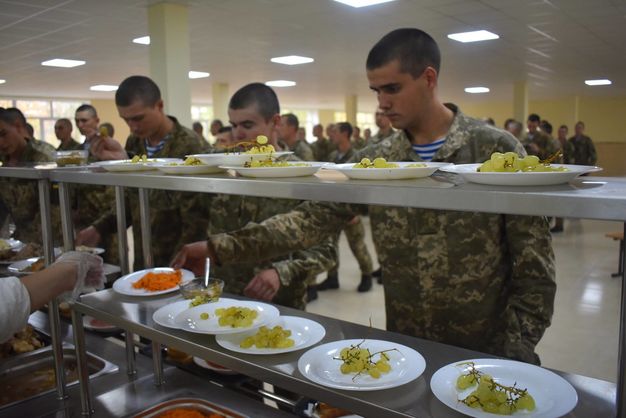 Черкаських військових переведуть на нову систему харчування у 2019 році