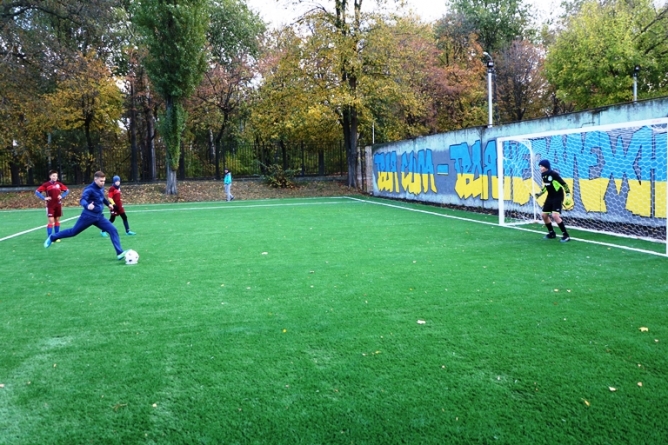Нове футбольне поле з`явилося на Центральному стадіоні у Черкасах