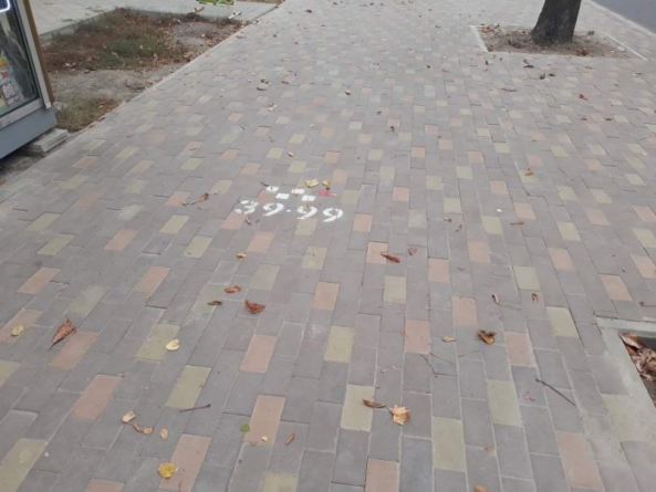 У Черкасах зіпсували написами нову плитку на бульварі (фото)