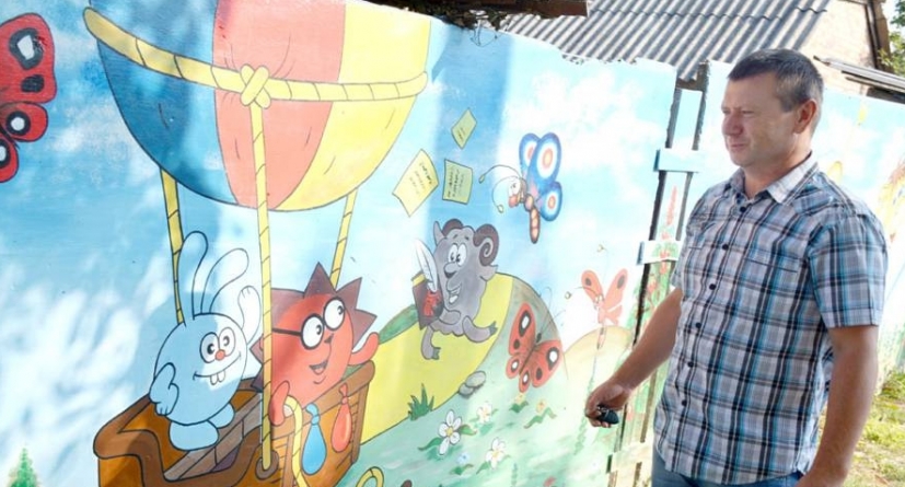 Колишній поліцейський розфарбовує Золотоношу яскравими малюнками (ФОТО)