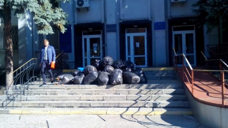 Вхід до черкаського суду завалили сміттям (відео)