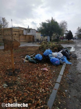 У середмісті Черкас місцеві жителі влаштували стихійний смітник (фотофакт)