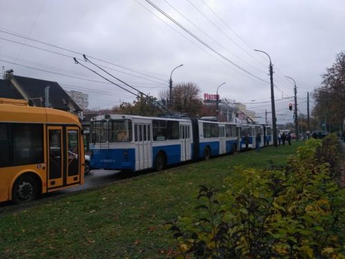 Через аварію в центрі Черкас був заблокований рух тролейбусів (фото)