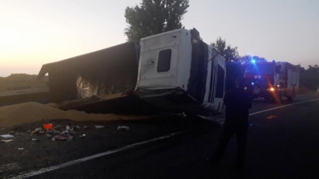 На Черкащині вантажівка злетіла в кювет (фото)
