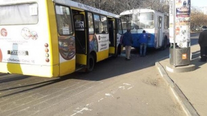 ДТП в Черкасах: не розминулися тролейбус та маршрутка (фото)