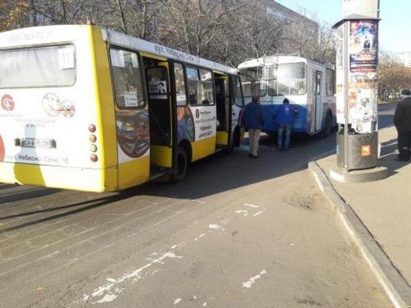 ДТП в Черкасах: не розминулися тролейбус та маршрутка (фото)