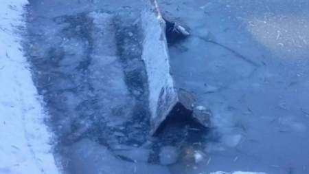 В одному з черкаських парків вандали зірвали лавку та вкинули її в озеро (фотофакт)