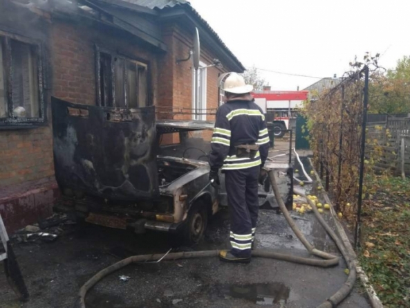 На Золотоніщині вогонь з автівки перекинувся на будинок господарів (фото, відео)