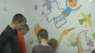 Стіни центру дитячого центру реабілітації студенти розмалювали птахами (відео)