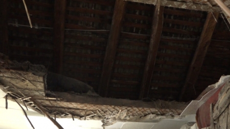 У одному з будинків Сміли стеля впала ледь не на голови мешканцям (відео)
