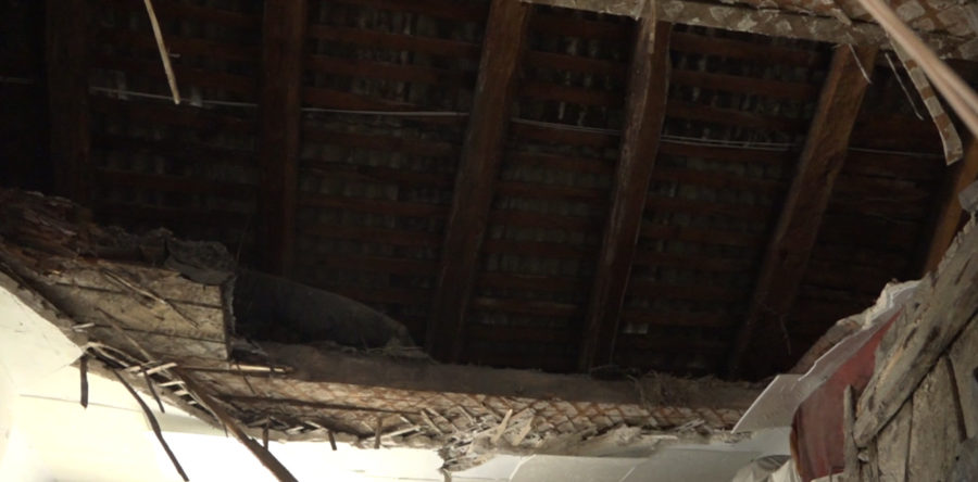 У одному з будинків Сміли стеля впала ледь не на голови мешканцям (відео)