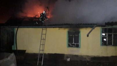 На Черкащині вогонь зруйнував будинок (відео)