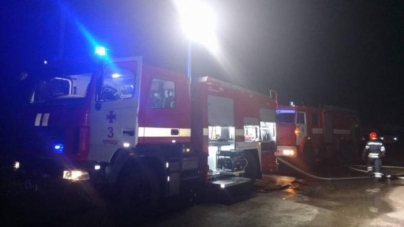 На Черкащині пожежа знищила автомобіль і мотоцикл (фото)