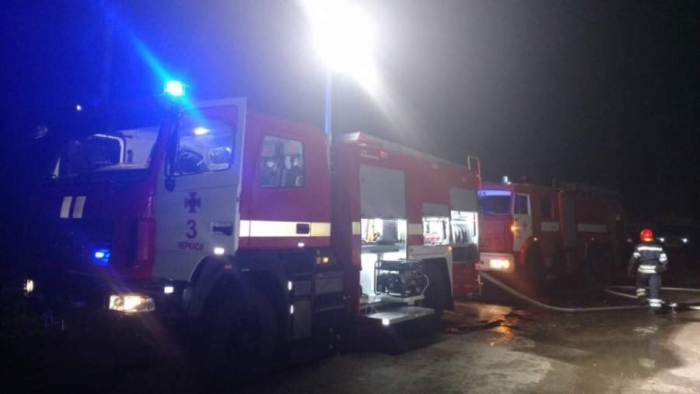 На Черкащині пожежа знищила автомобіль і мотоцикл (фото)