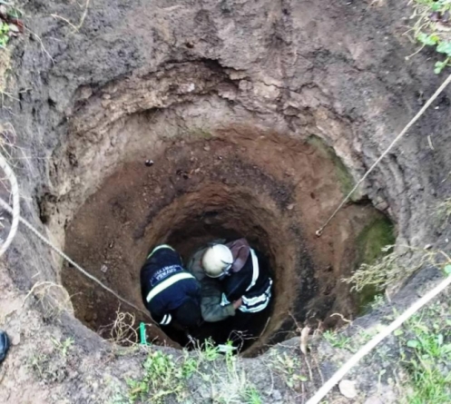 На Черкащині жінку визволяли з 4-метрової каналізаційної ями