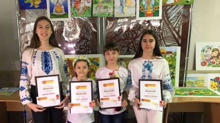 Роботи черкаських юних мисткинь визнали найкращими з тисячі малюнків на конкурсі “Мирна Україна”