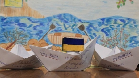 Аби підтримати полонених черкаських моряків, українці виготовляють паперові кораблики