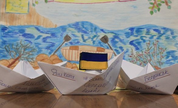 Аби підтримати полонених черкаських моряків, українці виготовляють паперові кораблики