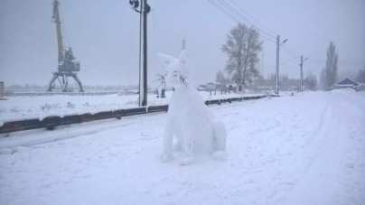 У Черкасах зі снігу виліпили двометрового кота (фото)