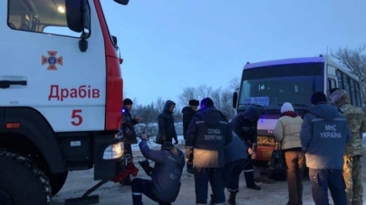 На Черкащині автобус з пасажирами застряв на узбіччі (фото)