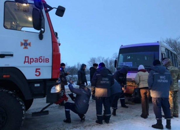 На Черкащині автобус з пасажирами застряв на узбіччі (фото)