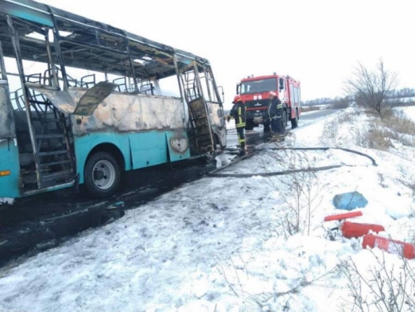 На Черкащині вщент згорів пасажирський автобус (фото)