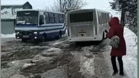 Жах: у мережі показали, як їздять люди автобусом Черкаси-Корсунь (відео)