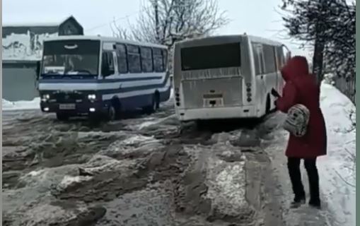 Жах: у мережі показали, як їздять люди автобусом Черкаси-Корсунь (відео)