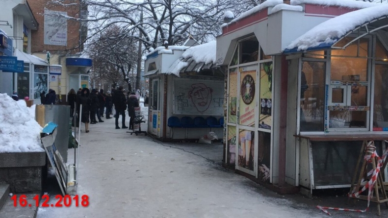 З центру Черкас прибрали два незаконних кіоски (фото)