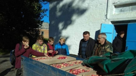 Звенигородські лісівники передали для дітей понад тонну яблук