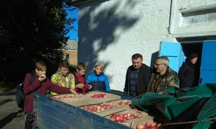 Звенигородські лісівники передали для дітей понад тонну яблук