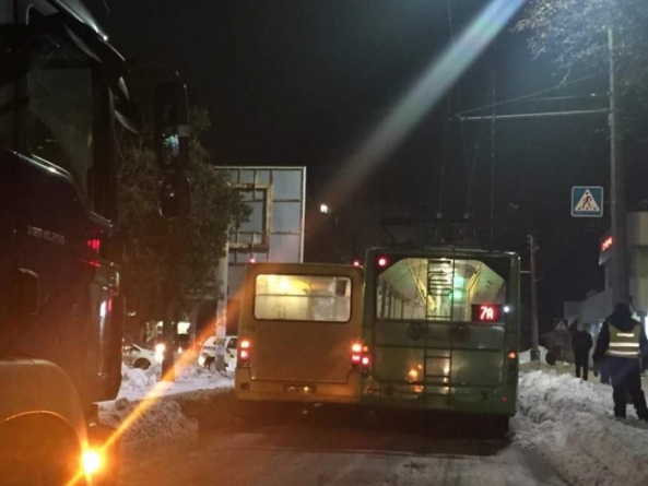 У Черкасах зіткнулися маршрутка з тролейбусом (фото)