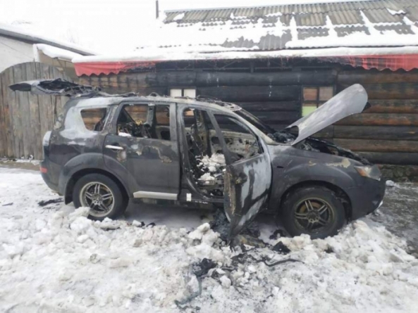 У Черкасах біля кафе невідомий підпалив автомобіль