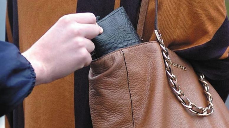У Черкасах в під’їзді двоє підлітків пограбували жінку