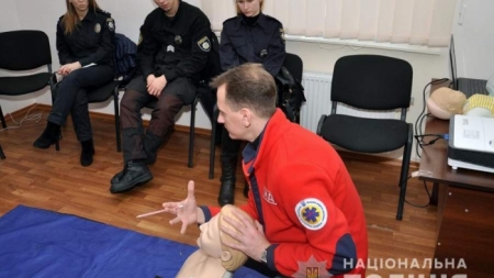 Черкаських поліцейських навчали надавати медичну допомогу на місці події (фото, відео)