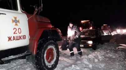 Черкаські рятувальники зі снігових заметів врятували вагітну жінку і п’ятьох дітей