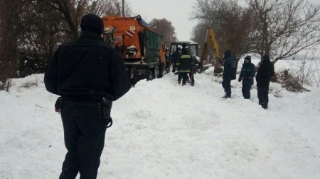 У Черкасах у сніговому заметі застряла вантажівка із сіллю