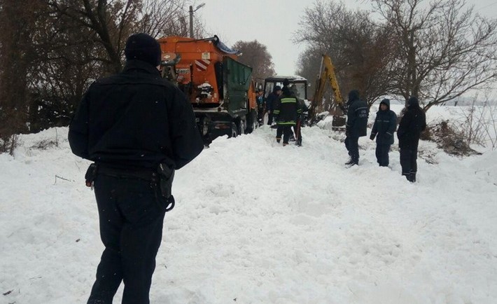 У Черкасах у сніговому заметі застряла вантажівка із сіллю